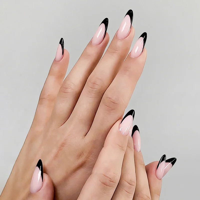 Kunstnagelset mit elegantem French-Tip-Design Karnz