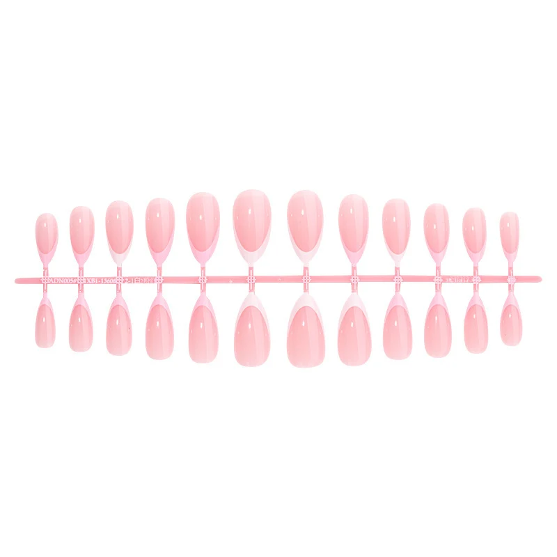 Kunstnagelset mit elegantem French-Tip Design Karnz