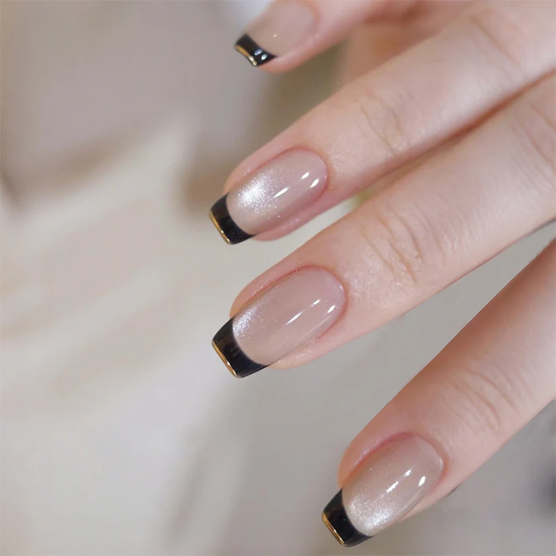 Kunstnagelset mit elegantem French Design und Glitzerakzenten Karnz