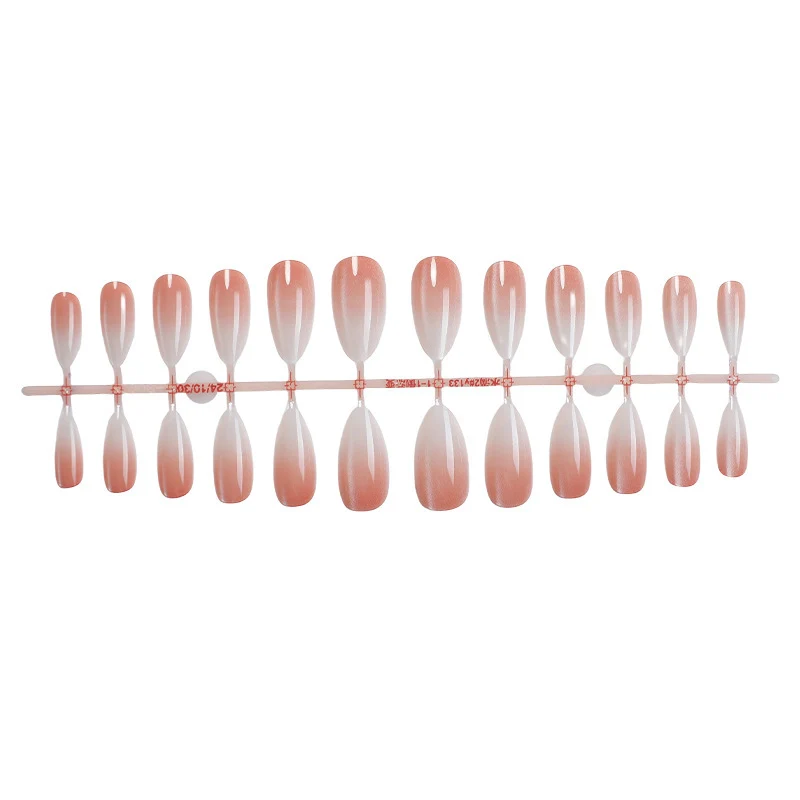 Kunstnagelset mit elegantem French-Design Karnz