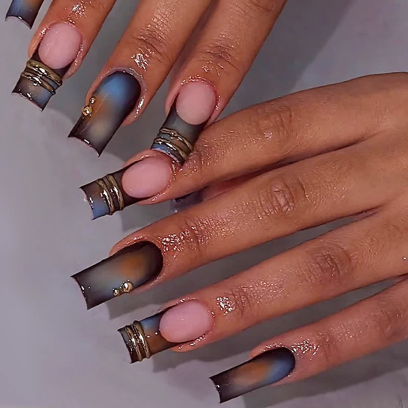 Kunstnagelset mit elegantem Farbverlauf und verzierenden Akzenten Karnz