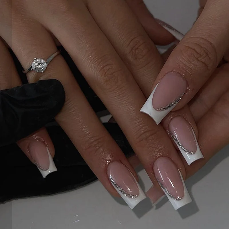 Kunstnagelset mit elegantem Design und Glitzer-Akzenten Karnz