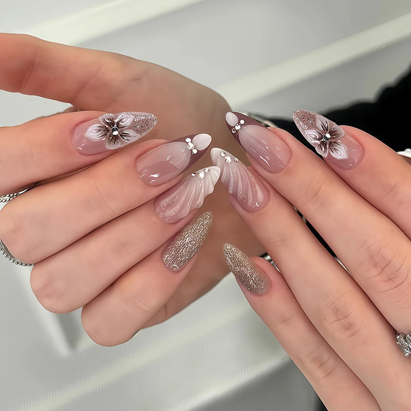 Kunstnagelset mit elegantem Blüten- und Glitzerakzenten Karnz