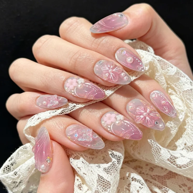 Kunstnagelset mit elegantem Blumendesign und Glitzernoten Karnz