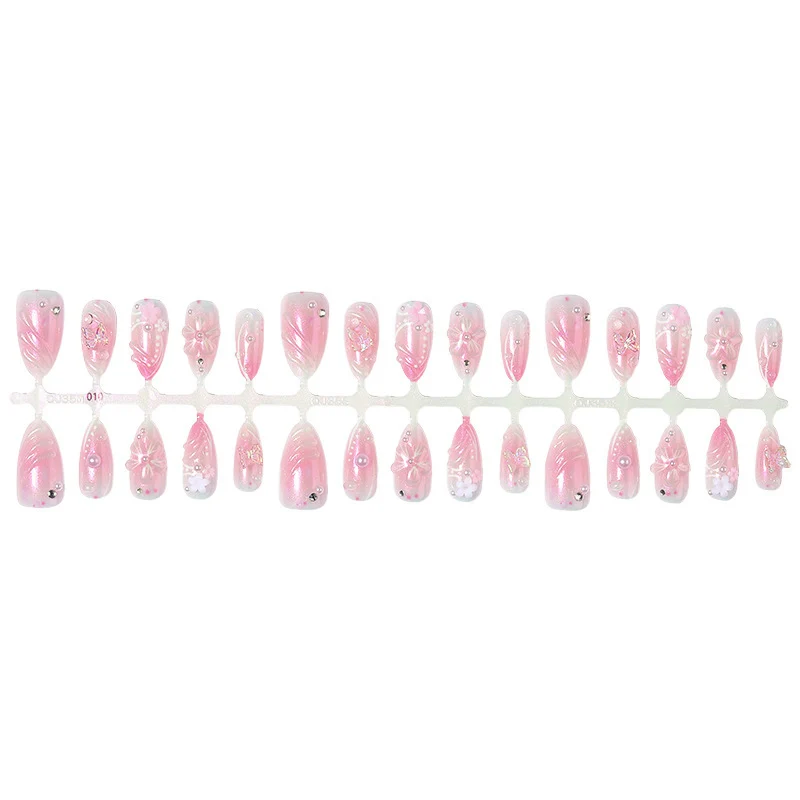 Kunstnagelset mit elegantem Blumendesign und Glitzernoten Karnz