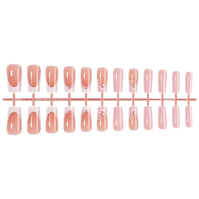 Kunstnagelset mit elegantem Blumendesign und Glanz Karnz