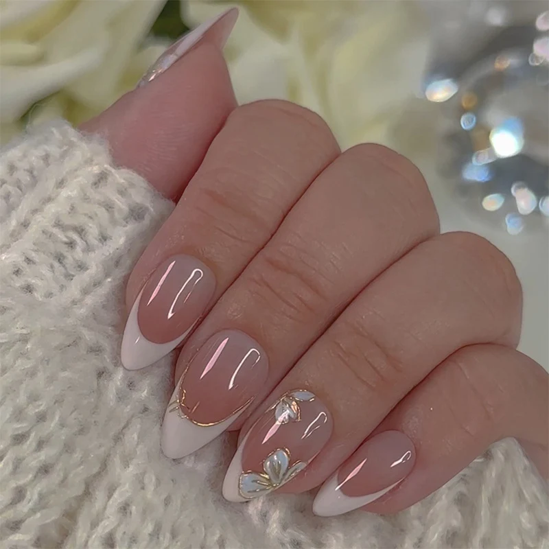 Kunstnagelset mit elegantem Blumen- und French-Tip-Design Karnz