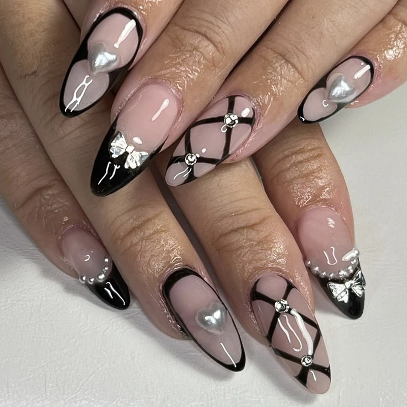 Kunstnagelset mit elegantem, asymmetrischem Design Karnz