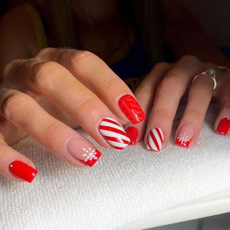 Kunstnagelset mit edlen spitzen Akzenten Karnz