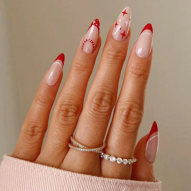 Kunstnagelset mit edlen spitzen Akzenten Karnz