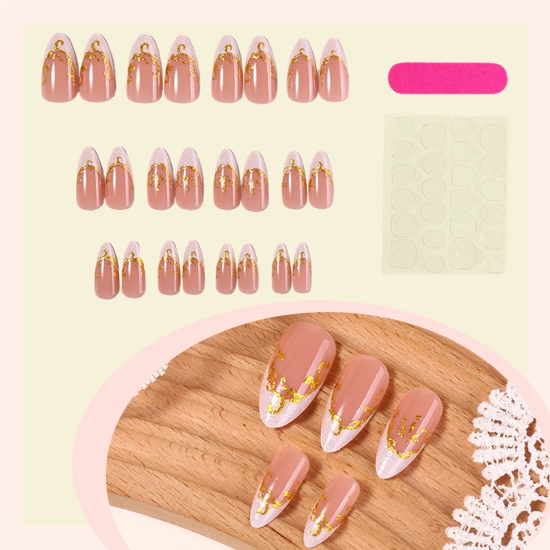 Kunstnagelset mit edlen Goldakzenten und transparentem Design Karnz