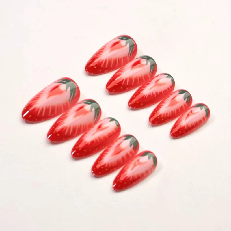 Kunstnagelset mit detailliertem Erdbeer-Design Karnz