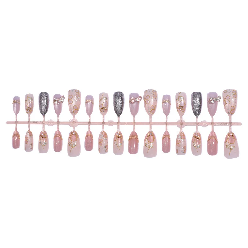 Kunstnagelset mit dekorativen Blüten- und Glitzerverzierungen Karnz