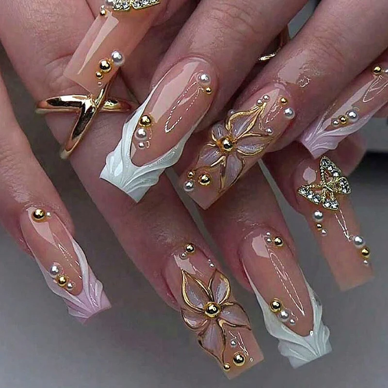 Kunstnagelset mit dekorativen Akzenten und eleganten Details Karnz