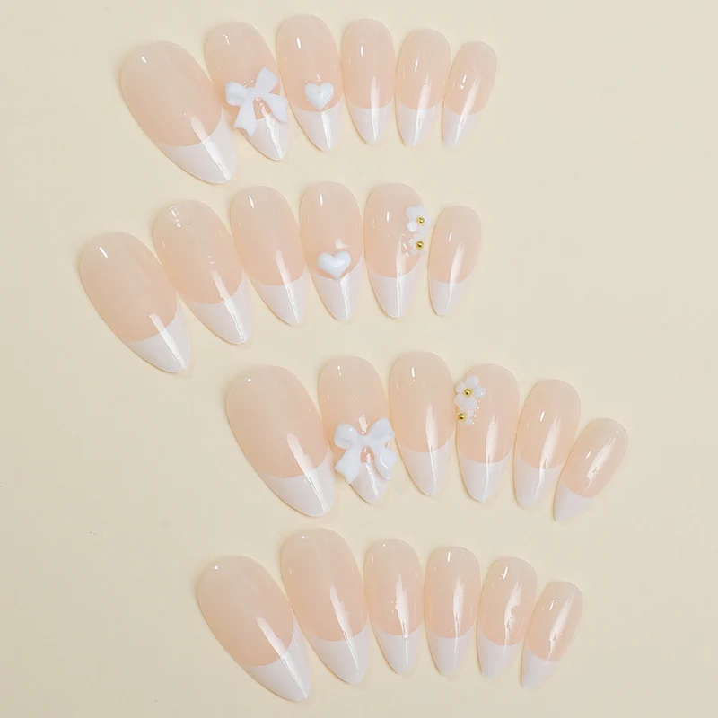 Kunstnagelset mit dekorativem French-Tip-Design Karnz