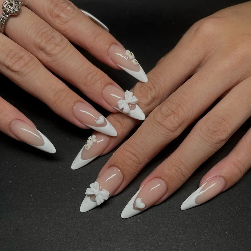 Kunstnagelset mit dekorativem French-Tip-Design Karnz