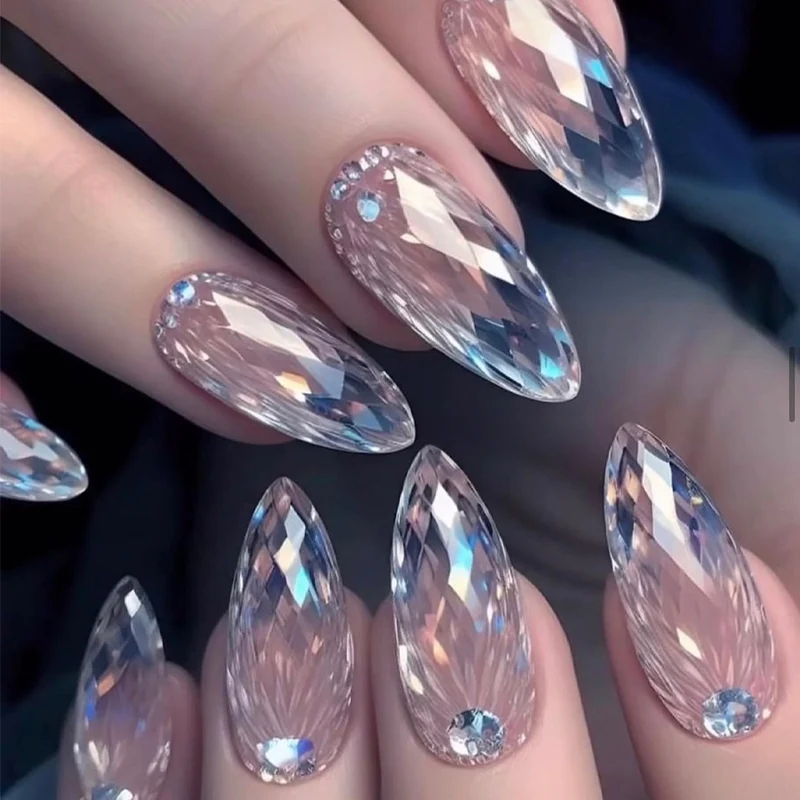 Kunstnagelset mit Crystal-Design und funkelnden Akzenten Karnz