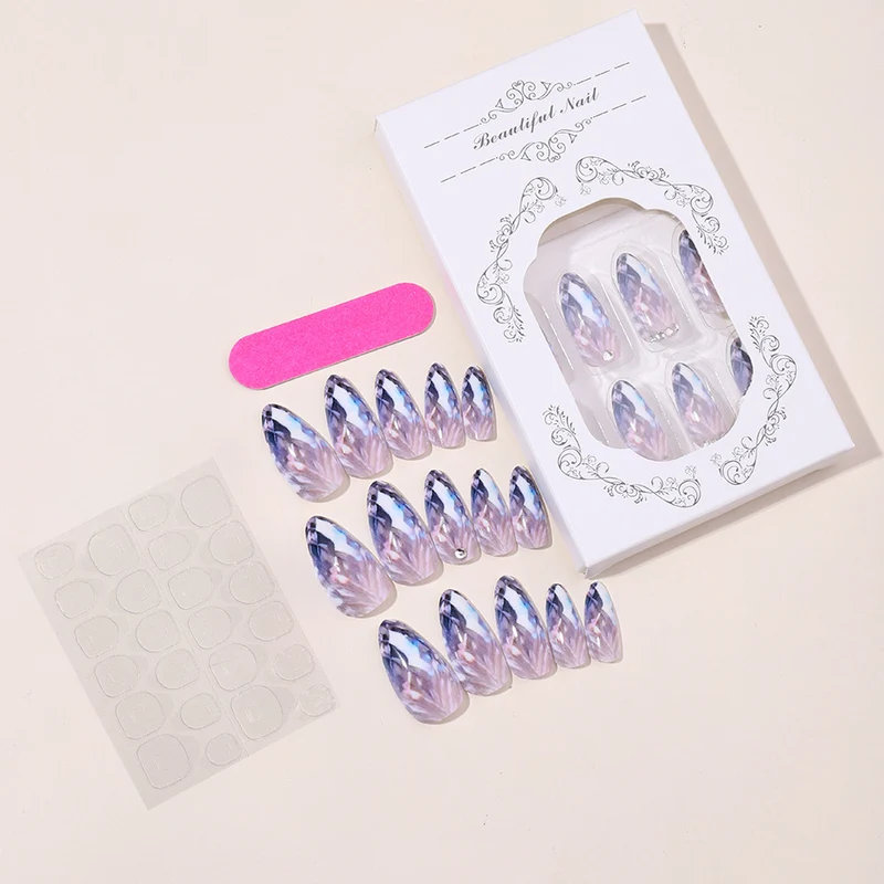 Kunstnagelset mit Crystal-Design und funkelnden Akzenten Karnz