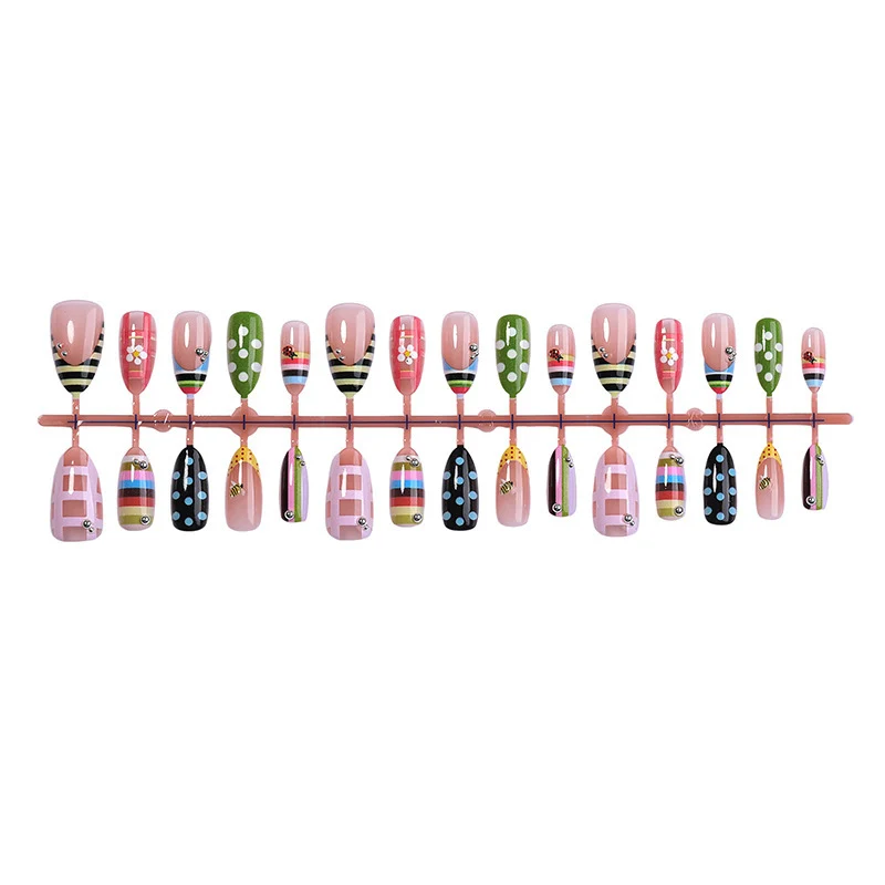 Kunstnagelset mit bunten Mustern und kreativen Designs Karnz