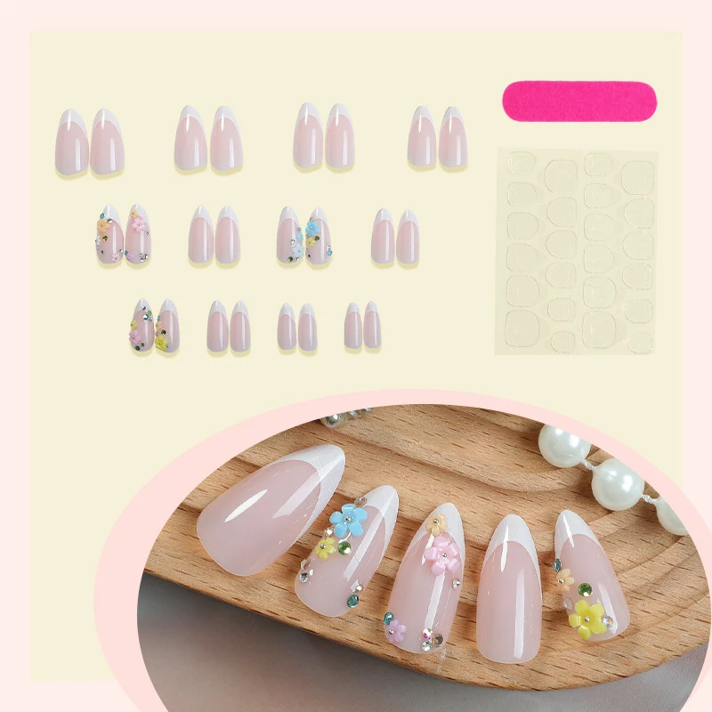 Kunstnagelset mit bunten Dekorationen Karnz