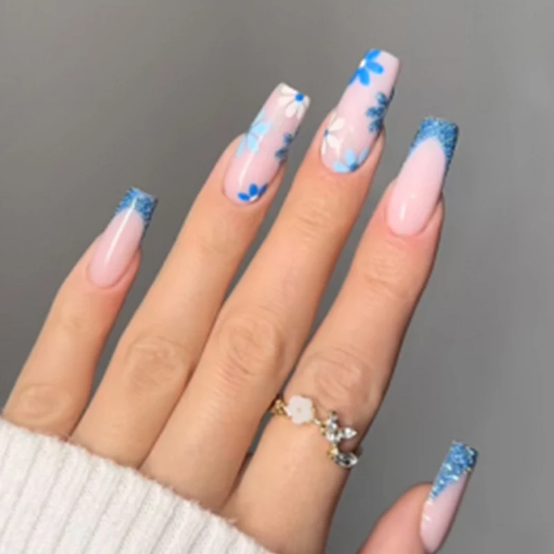 Kunstnagelset mit bunten Blüten und kreativem French-Design Karnz