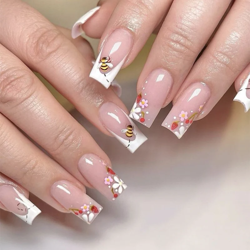 Kunstnagelset mit bunten Blüten und kreativem French-Design Karnz