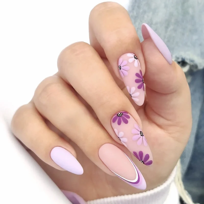 Kunstnagelset mit bunten Blüten und kreativem French-Design Karnz