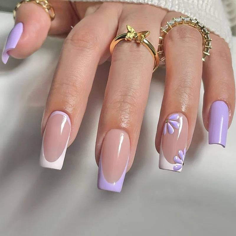 Kunstnagelset mit bunten Blüten und kreativem French-Design Karnz