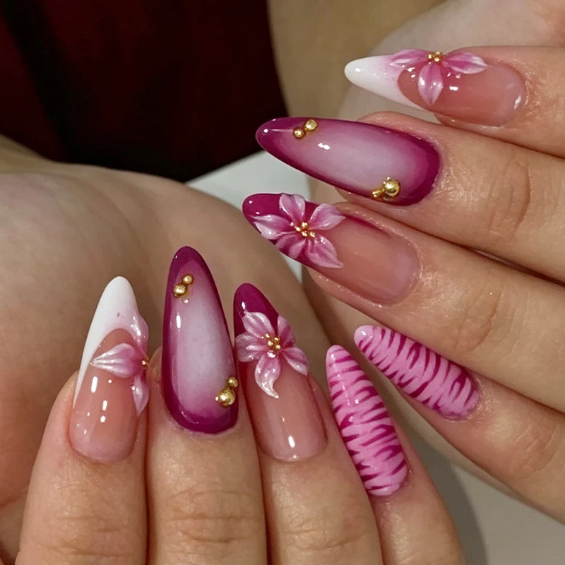 Kunstnagelset mit blumigen Akzenten und Ombre-Effekt Karnz
