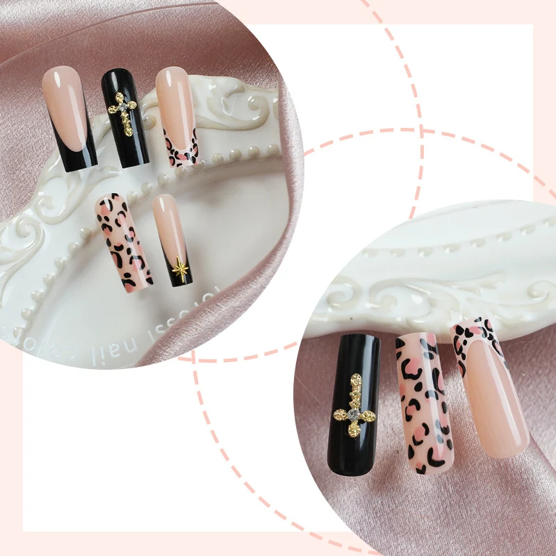 Kunstnagelset mit ästhetischen Akzenten und eleganten Designs Karnz