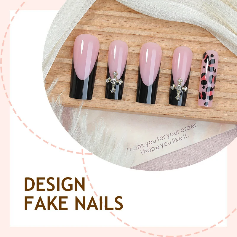 Kunstnagelset mit ästhetischen Akzenten und eleganten Designs Karnz