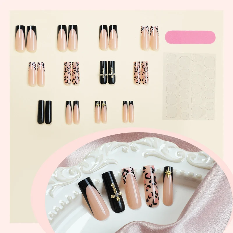 Kunstnagelset mit ästhetischen Akzenten und eleganten Designs Karnz