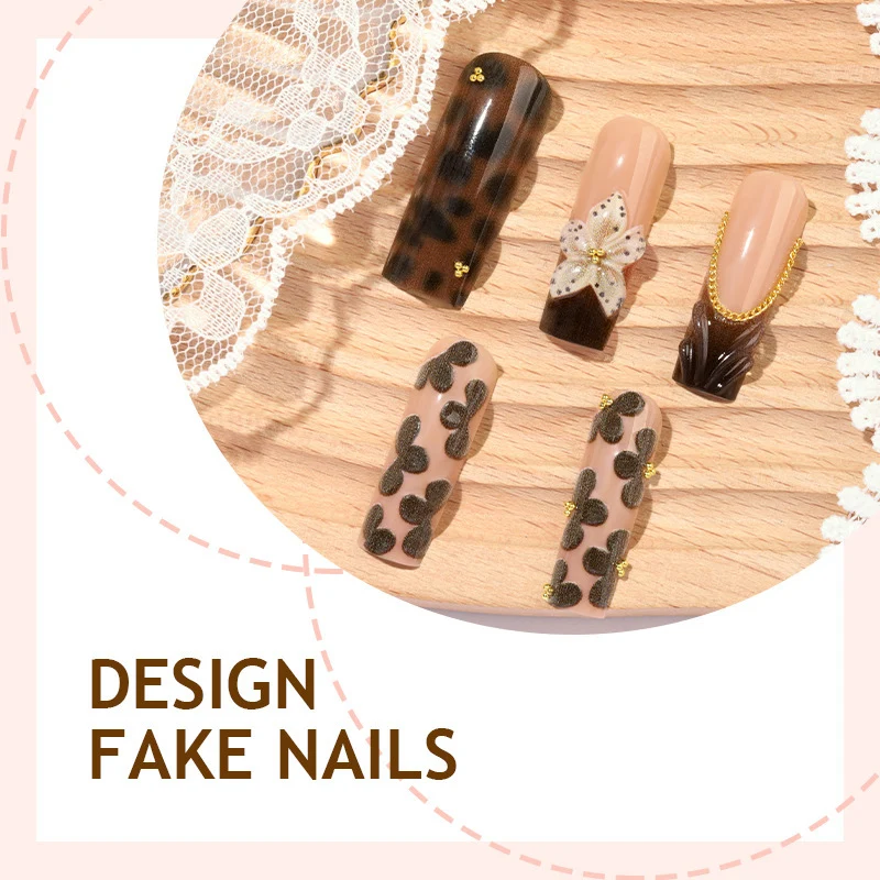 Kunstnageldesign mit floralen Akzenten und eleganten Details Karnz