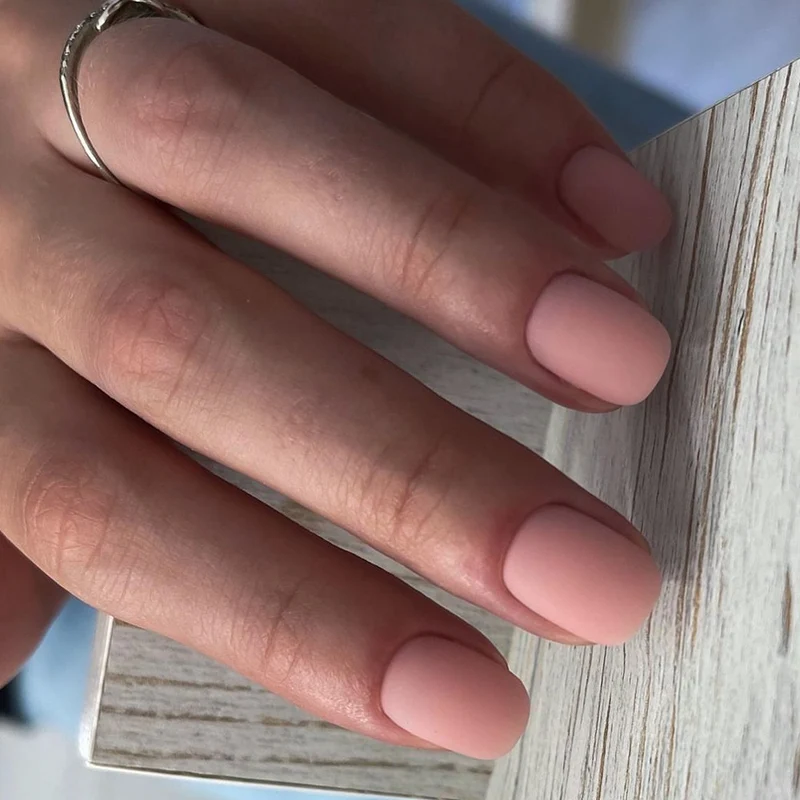 Künstliche Nagelkunst mit mattem Finish Karnz