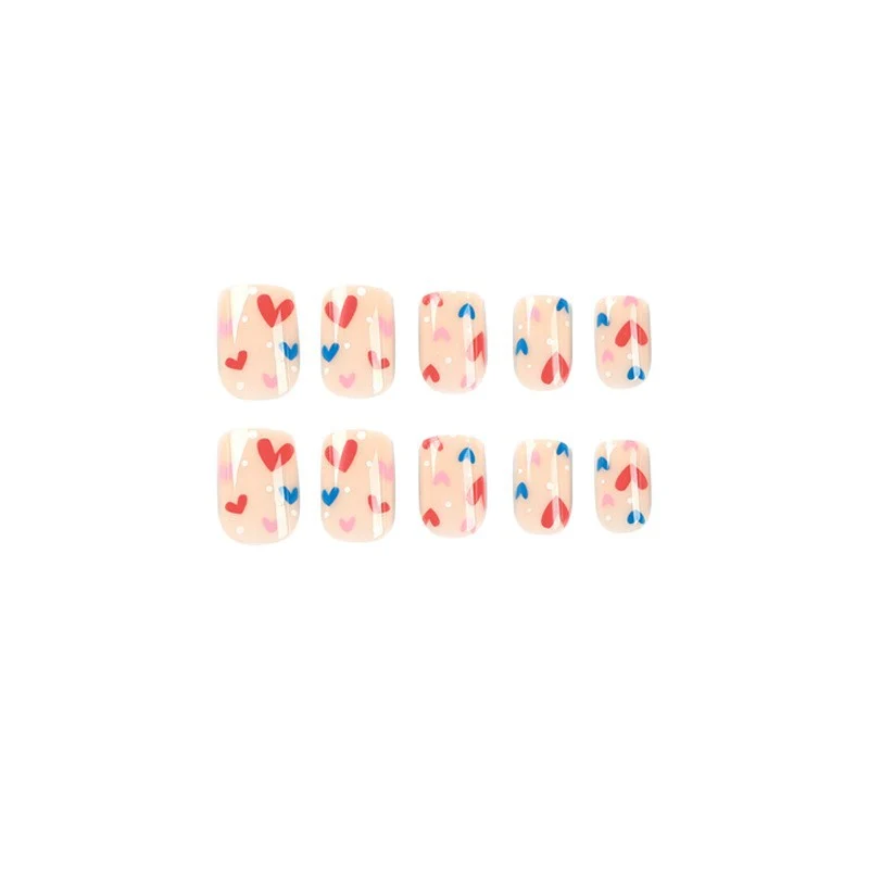 Künstliche Nagelkunst mit Herzmotiven Karnz