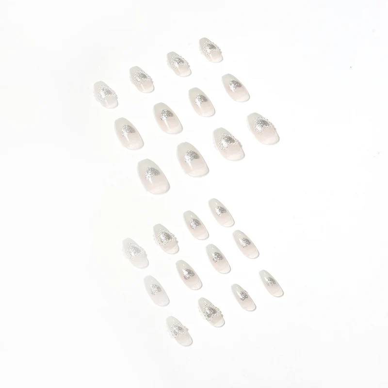 Künstliche Nagelkunst mit Herz- und Strassverzierungen Karnz