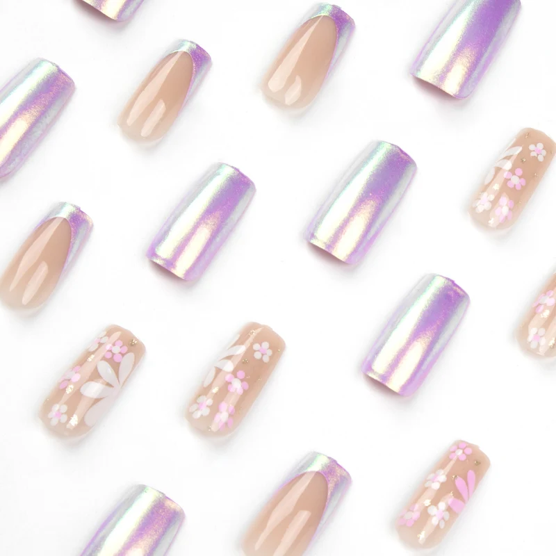 Künstliche Nagelkunst mit floralen Mustern und Glanz Karnz
