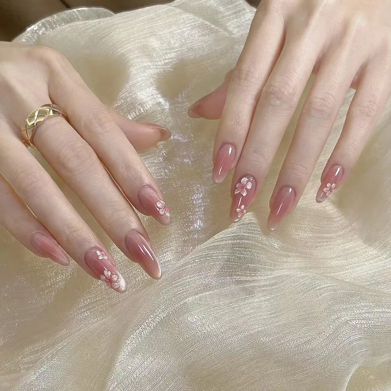 Künstliche Nagelkunst mit floralem Design Karnz