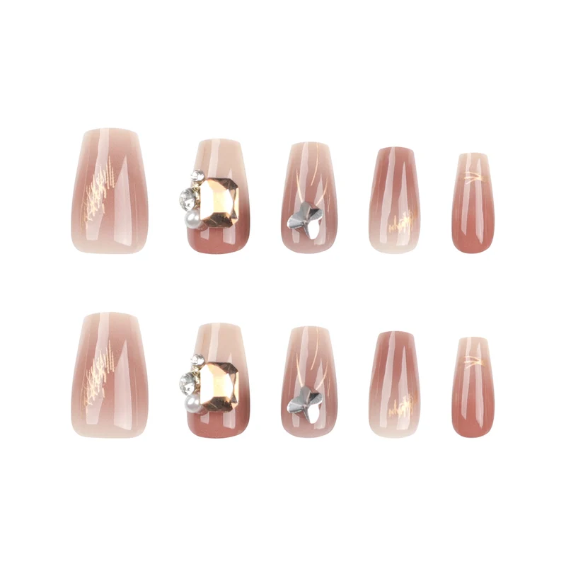 Künstliche Nagelkunst mit eleganten Schmuckakzenten Karnz