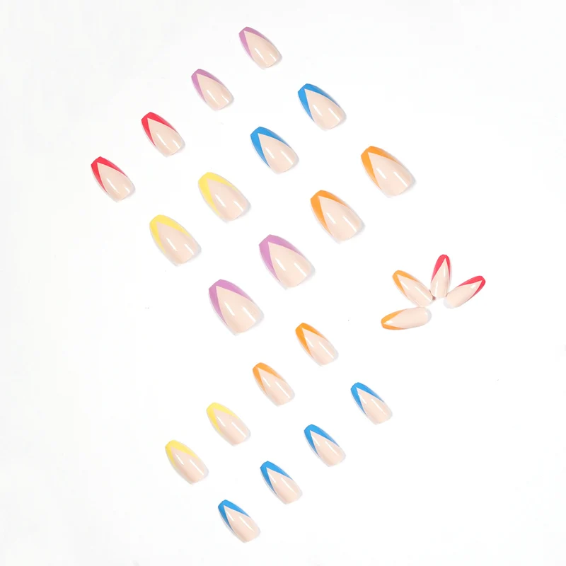 Künstliche Nagelkunst mit bunten Spitzen und eleganten akzentuierten Designs Karnz