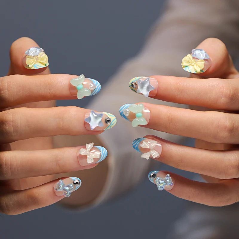 Künstliche Nagelkunst mit bunten Pastellmotiven und 3D-Verzierungen Karnz