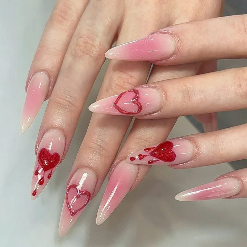 Kunstnägel-Set mit romantischen Herzdesign und zartem Ombre-Effekt Karnz