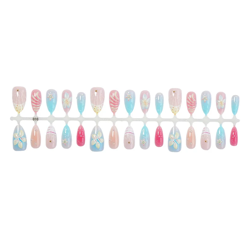 Kunstnägel Set mit floralen Designs und glitzernden Akzenten Karnz