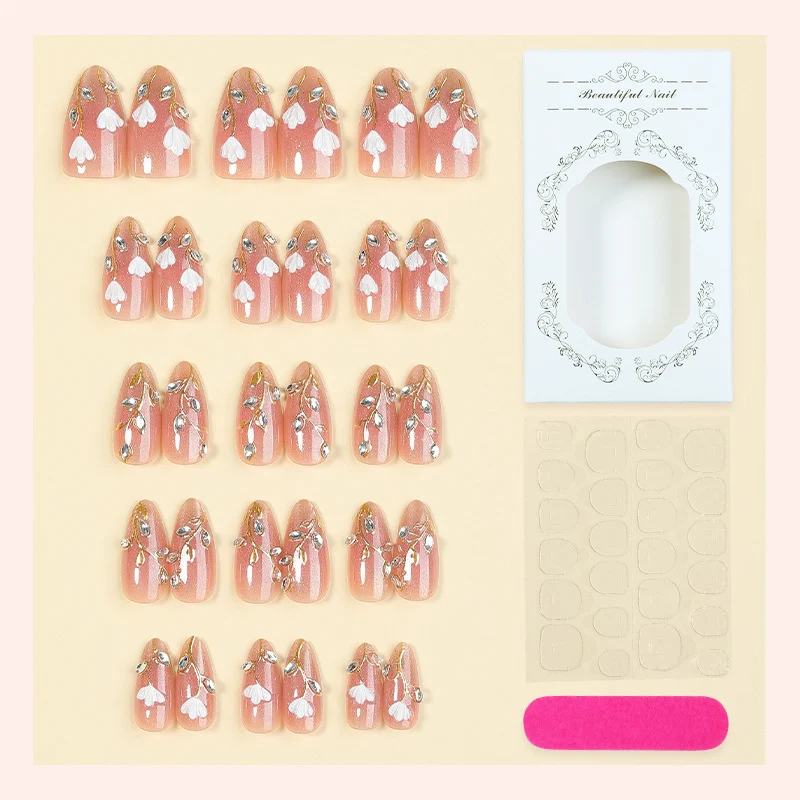 Kunstnagel-Set mit eleganten floralen Verzierungen Karnz