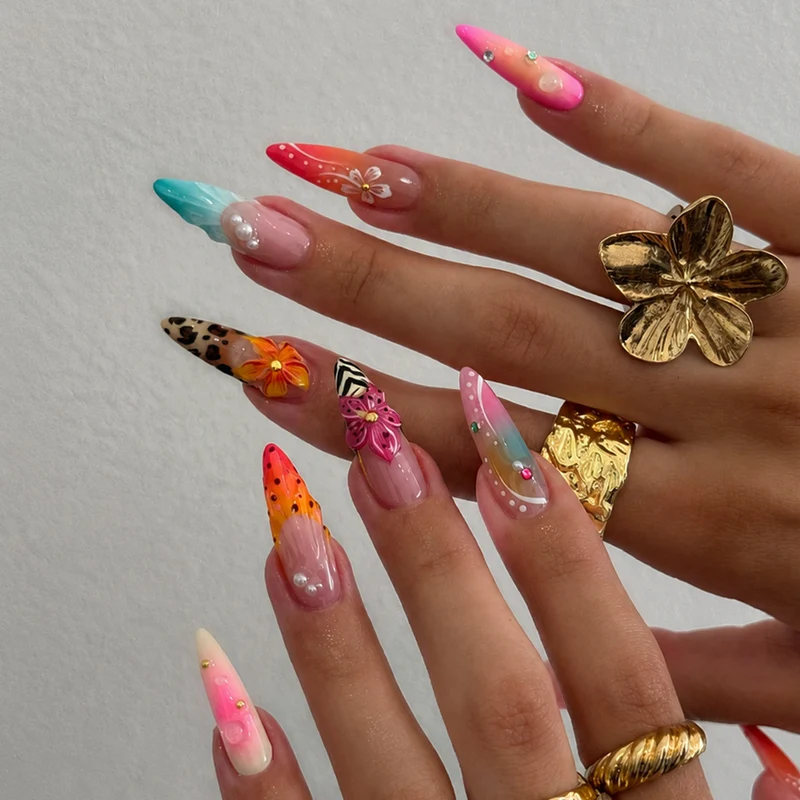 Kunstnägel mit floralem und glamorous Design Karnz