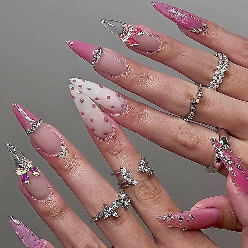 Kunstnagel-Designset mit glamourösen Glitzer- und Perlverzierungen Karnz
