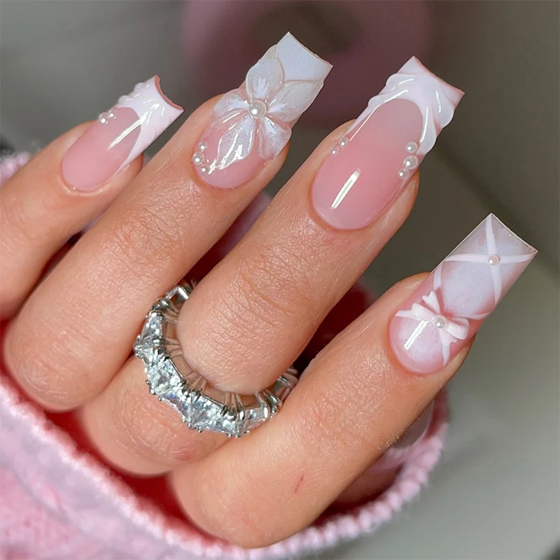 Künstliche Nagelsets mit eleganten floralen Akzenten Karnz
