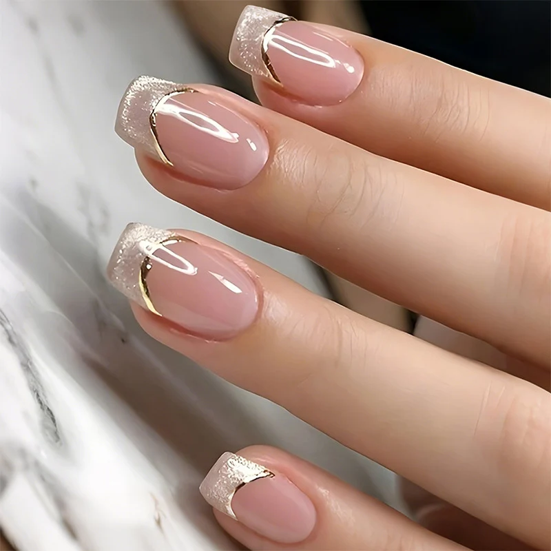Künstliche Nagel-Kreationen mit elegantem Goldrand Karnz