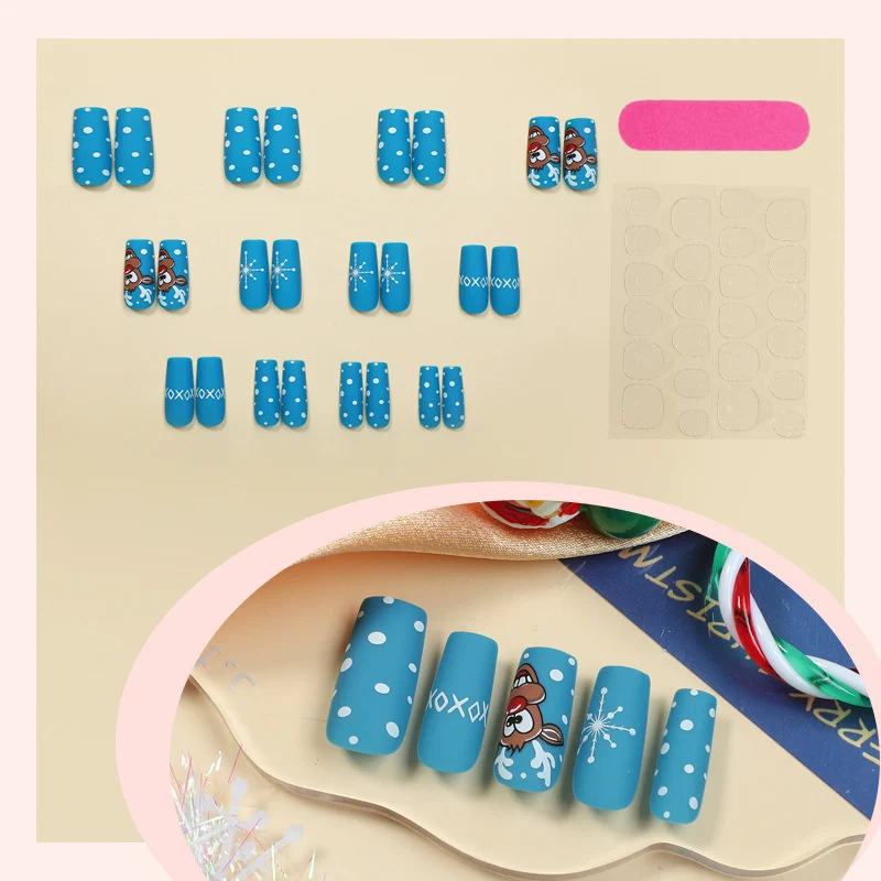 Kreatives Weihnachtskunstnagelset mit fröhlichem Rentier-Design Karnz