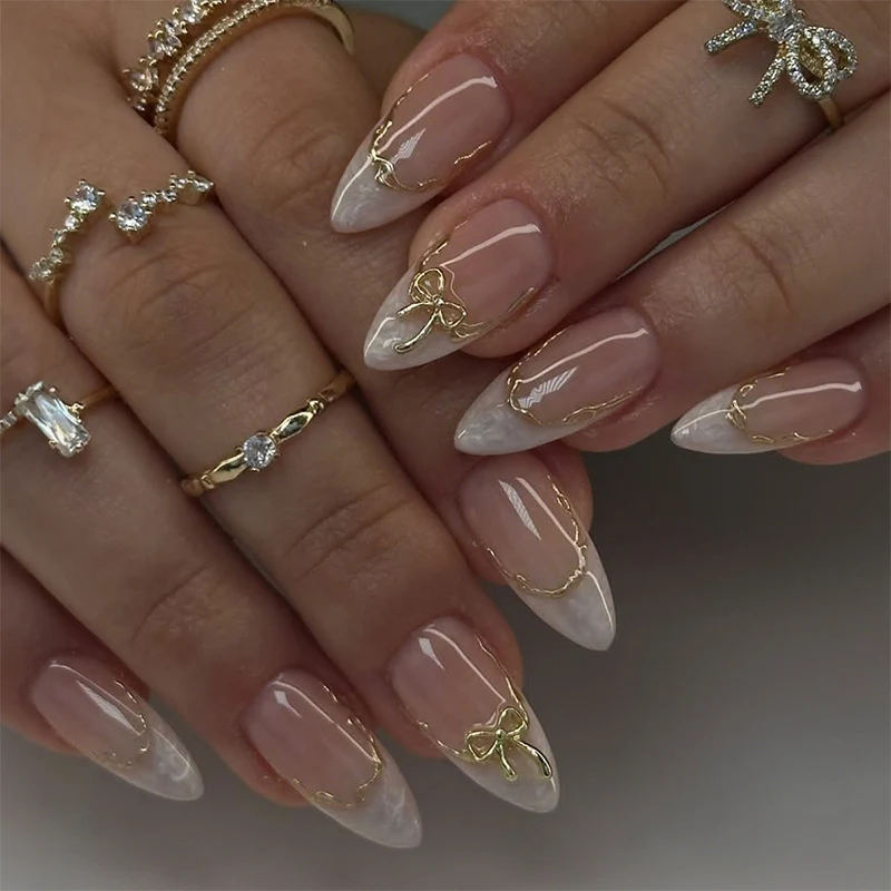 Kreatives Stiletto Kunstnagelset mit Goldverzierungen und transparentem Finish Karnz